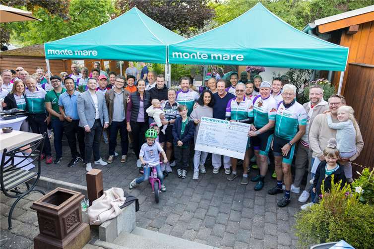 In Andernach wurden Schecks über insgesamt 8.500 Euro an die „VOR-TOUR der Hoffnung“ übergeben. Foto: soluto media GmbH