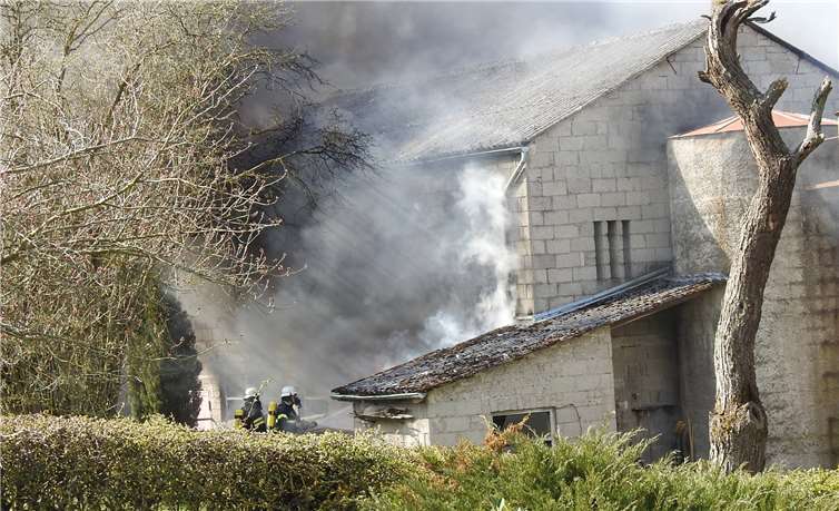 In Andernach/Kell geriet eine Scheune in Brand. Fotos: WAMFO.DE
