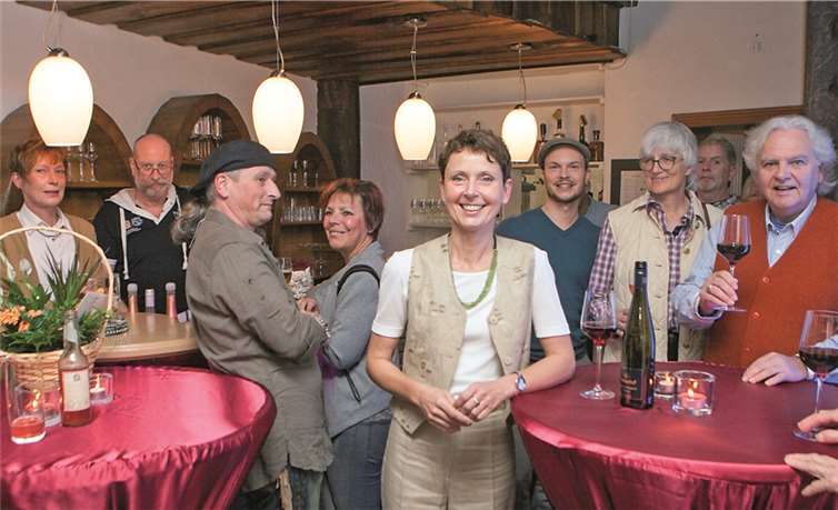 In „AnnTe’s Vinotreff“ in Rheinbach will sich Annette Tesche (Mitte) künftig mit edlen Weinen um ihre Gäste kümmern.-JOST-