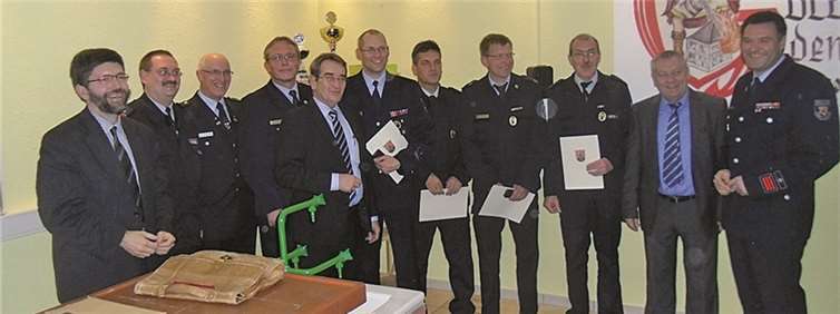 In Anwesenheit der Ehrengäste und Feuerkameraden wurde Bernd Löffler, Ralf Heigwer, Werner Schneiders sowie Matthias Sips die Goldenen Feuerwehr-Ehrenzeichen verliehen.privat