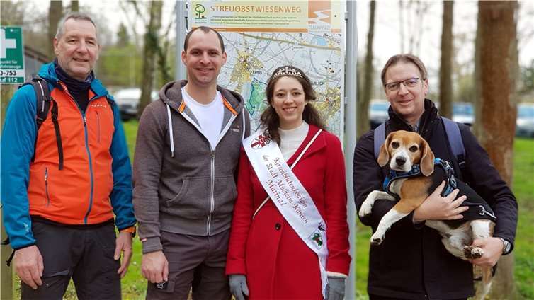 In Anwesenheit der Mülheim-Kärlicher Kirschblütenkönigin Marina I. fand eine Schnupperwanderung auf dem Streuobstwiesenweg statt (v.l.n.r.: Wegepate Friedhelm Göron, Max Nikenich, Marina Ebeling und Gästebegleiter Horst Hohn). Fotos: KH