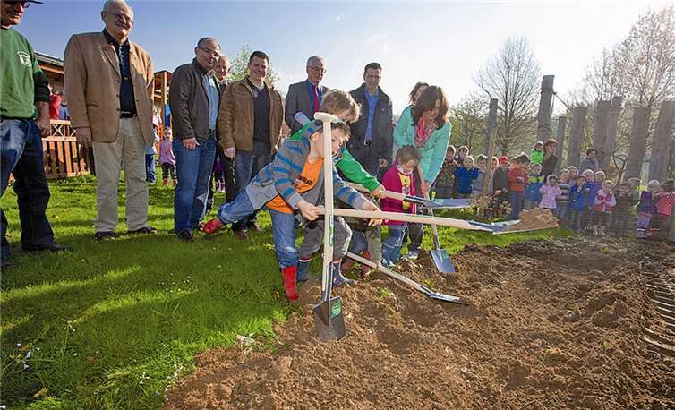 In Anwesenheit der Politik, des Planers und der ganzen Kindergartenbewohner schippten die Kleinen fleißig beim Spatenstich.WT