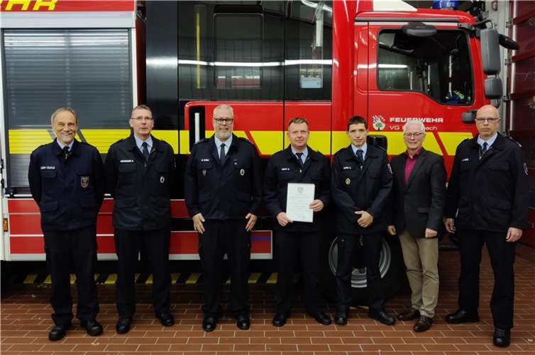 In Anwesenheit der Wehrleitung fand im Anschluss die notwendige Bestellung und Vereidigung als Ehrenbeamter durch den Bürgermeister statt.Fotos: Feuerwehr VG Puderbach