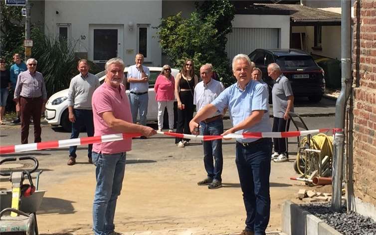In Anwesenheit des Leiters des Hochbauamtes, Herrn Schäfer, durchtrennte Raetz gemeinsam mit Ortsvorsteher Holger Klöß das symbolisch angebrachte Absperrband.Foto: privat