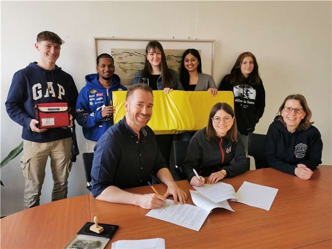In Anwesenheit des Schulsanitätsdienstes (SSD) unterschrieben der stellvertretende Schulleiter Björn Schikowski und Daniela Köhler, Sachbearbeiterin Breitenausbildung/SSD/EHSH, die Vereinbarung.  Foto: Robert-Koch-Schule Linz
