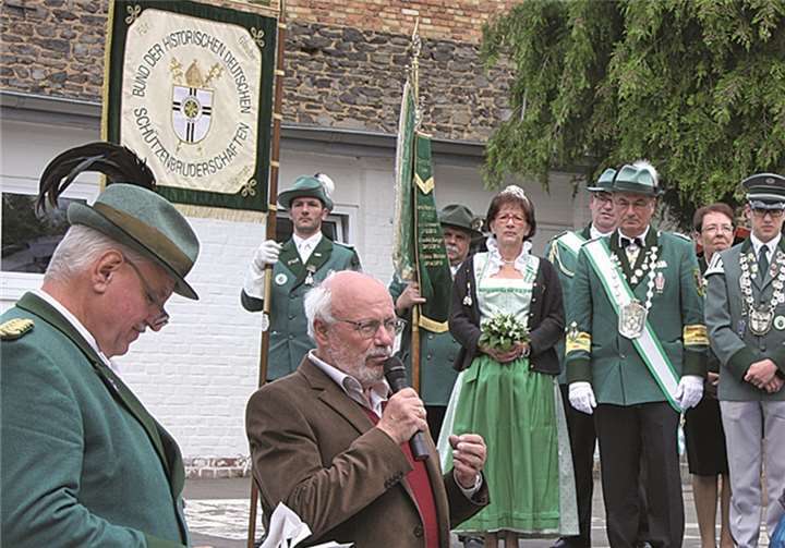 In Anwesenheit vieler Majestäten aus ganz Nordrhein-Westfalen und zahlreichen Bruderschaften überreichte Brudermeister Thomas Köhler (links) die großzügige Spende.E. Schoppert-Möhring