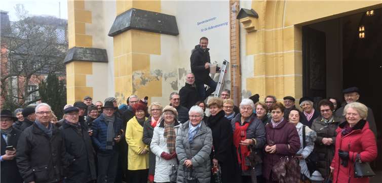 In Anwesenheit vieler Spender und Messebesucher stieg Dechant Meyrer auf die Leiter (oben) assistiert von Verwaltungsratsvorsitzenden Paul Radermacher, um das Spendenbarometer für die Außenrenovierung der Kirche auf 130.000 Euro aufzufüllen. privat