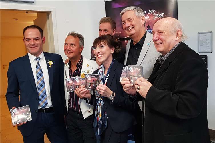 In Anwesenheit vom Koblenzer Prinzenpaar und Reiner Meutsch wurde die neue CD „Karneval an Mosel und Rhein“ präsentiert.Foto: röhrig