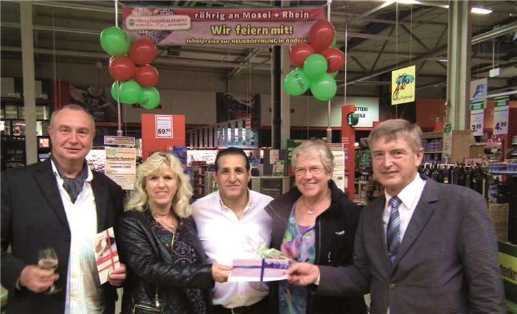 In Anwesenheit von Django Reinhardt, konnte Hans Peter Röhrig verschiedenen Hauptgewinnern der röhrig-forum Benefiz-Tombola die Preise überreichen.Privat