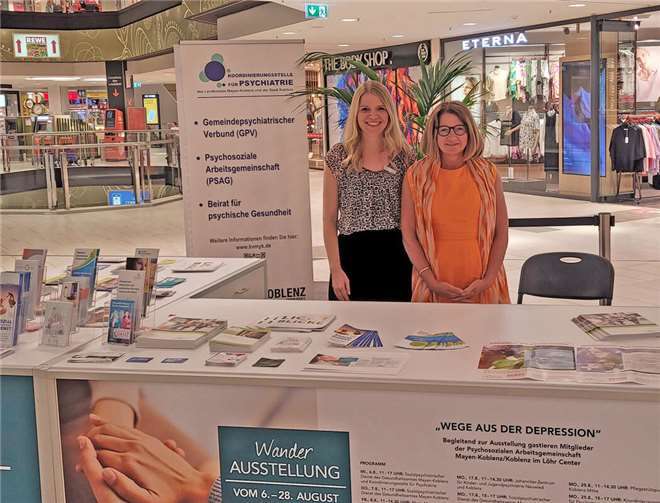 In Anwesenheit von Meike Koch (links), Teilhabe- und Psychiatriekoordinatorin für Mayen-Koblenz und Koblenz, sowie Gabriele Bößler-Nick (rechts) vom Sozialpsychiatrischen Dienst MYK wurde die Wanderausstellung Wege aus der Depression jüngst feierlich im Löhr-Center Koblenz eröffnet. Fotos: Kreisverwaltung MYK/Meike Koch