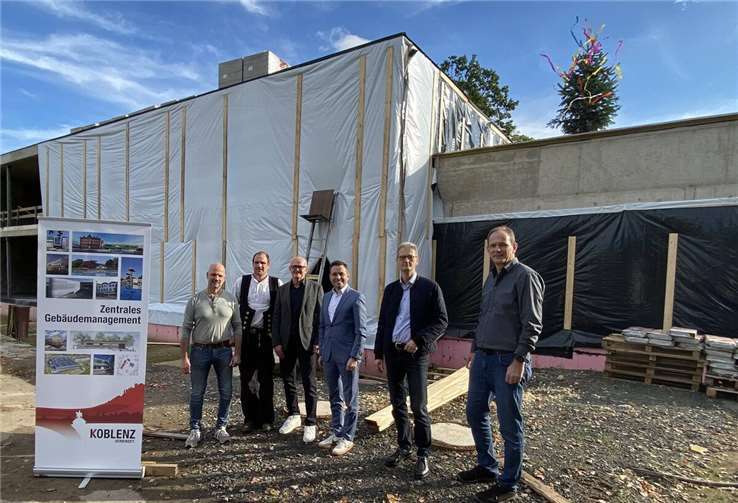 In Anwesenheit von Oberbürgermeister David Langner, Architekt Tom Naujack, dem Leiter des Zentralen Gebäudemanagements Josef Heinen, Projektleiter Oliver Mohr und dem Leiter des Jugendamtes Peer Pabst wurde das Projekt als Teil der nachhaltigen Stadtentwicklung im Quartier Goldgrube gewürdigt. Foto: Andreas Dany, ZGM