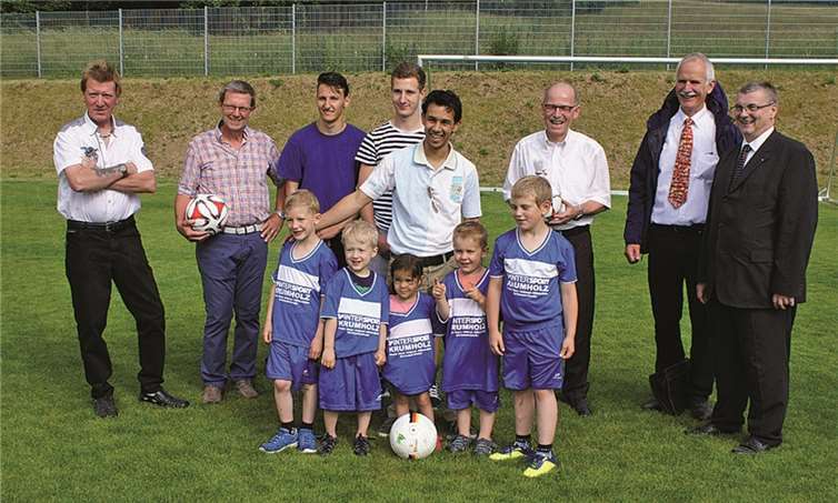 In Anwesenheit von Ortsbürgermeister Arno Schmitz (2.v.r.), VG-Bürgermeister Georg Hollmann (3.v.r.) und Landrat Dr. Alexander Saftig (r.) wurde die Fertigstellung des neuen Rasensportplatzes gefeiert. GH