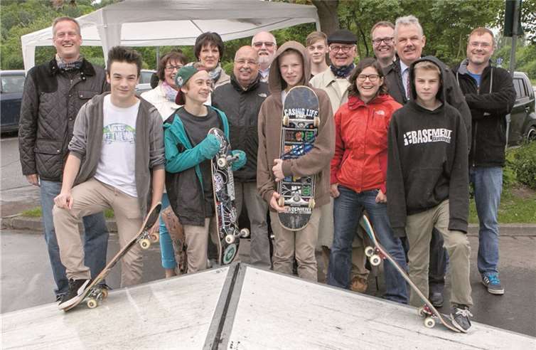 In Anwesenheit zahlreicher Kommunalpolitiker fast alle Fraktionen des Rheinbacher Stadtrats wurde die Erweiterung der Skateranlage auf dem Parkplatz des Freizeitparks offiziell eingeweiht.JOST