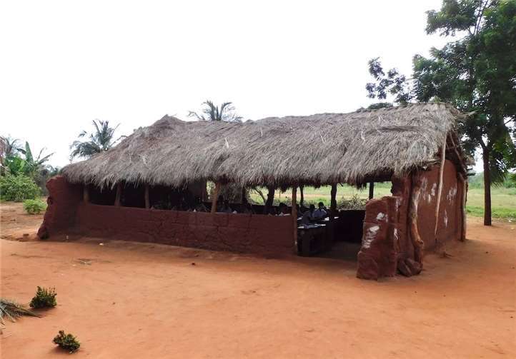 In Atchanve lernen die Kinder in provisorischen Hütten aus Stroh und Lehm, dies soll sich ändern und eine neue Schule gebaut werden.