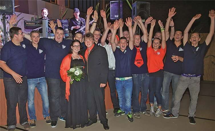 In Ausgabe 36/2013 vom 6. September 2013 hat sich im Artikel „Kirmes in Kurtscheid - Baumaufstellen, Party und Umzug“ auf S. 16 der Fehlerteufel eingeschlichen. Das Kirmespaar bildeten Andrea Wilsberg und Stefan Kursch.WT