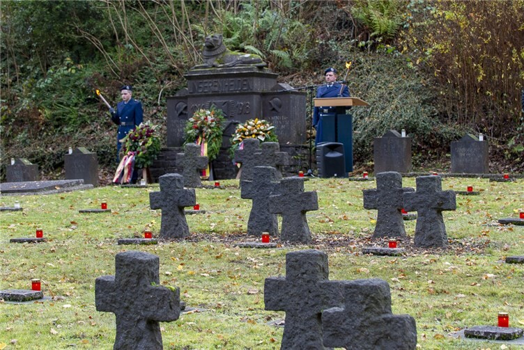 In Bad Bertrich kamen zur Kranzniederlegung an der Kriegsgräberstätte der Bürgermeister Christian Arnold, der erste Kreisbeigeordnete des Landkreises Cochem-Zell, Hans-Joachim Mons, sowie Pater Christoph Kübler von der Pfarreiengemeinschaft Ulmen zusammen.