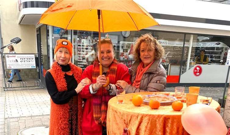 In Bad Breisig waren hauptamtliche und ehrenamtliche Frauen des Vereins „Frauen für Frauen e.V.“ und des Second-Hand-Ladens „Ladylike“ aktiv.  Foto: privat