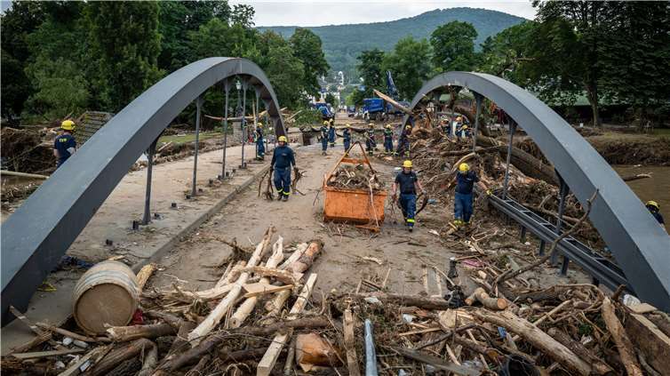 In Bad Neuenahr bauen THW-Kräfte eine Ersatzbrücke, um das vom Hochwasser betroffene Gebiet wieder an die Infrastruktur anzubinden. Foto: THW/Max Mölkner