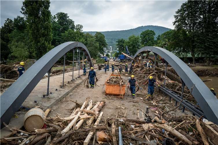 In Bad Neuenahr bauen THW-Kräfte eine Ersatzbrücke, um das vom Hochwasser betroffene Gebiet wieder an die Infrastruktur anzubinden. Foto: ©THW/Max Mölkner