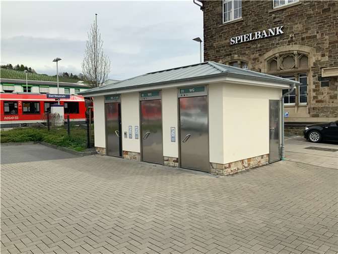 In Bad Neuenahr gibt es seit 2020 direkt vor dem Bahnhof eine von der Stadt betriebene öffentliche Toilette. Foto: privat