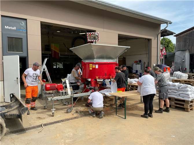 In Bad Neuenahr werden Sandsäcke gefüllt. Fotos: ROB