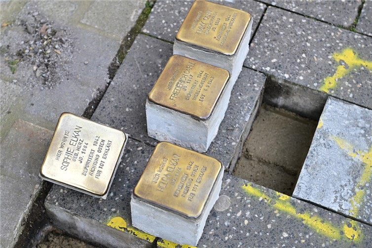 In Bad Neuenahr wurden Stolpersteine wieder eingesetzt.