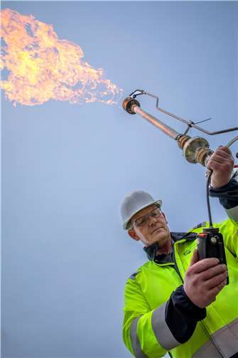 In Bannberscheid entzündete Harald Renzel von den Energienetzen Mittelrhein eine Erdgasfackel. Damit wurde restliches L-Gas abgefackelt.