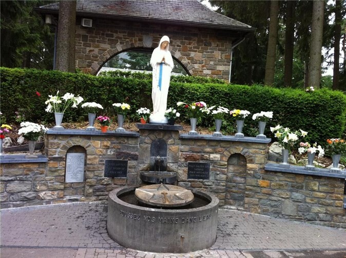 In Banneux offenbarte sich die Mutter Gottes 1933 als "Jungfrau der Armen" der elfjährigen Mariette Beco. Seither ist das "belgische Lourdes" Marien-Wallfahrtsort.  Foto: Herbert Bamann