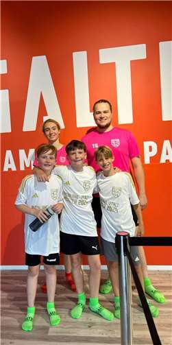 In Begleitung der beiden Jugendtrainer Fenja Krauthakel und Tobias Ginap wurde das Salto besucht.  Foto: privat