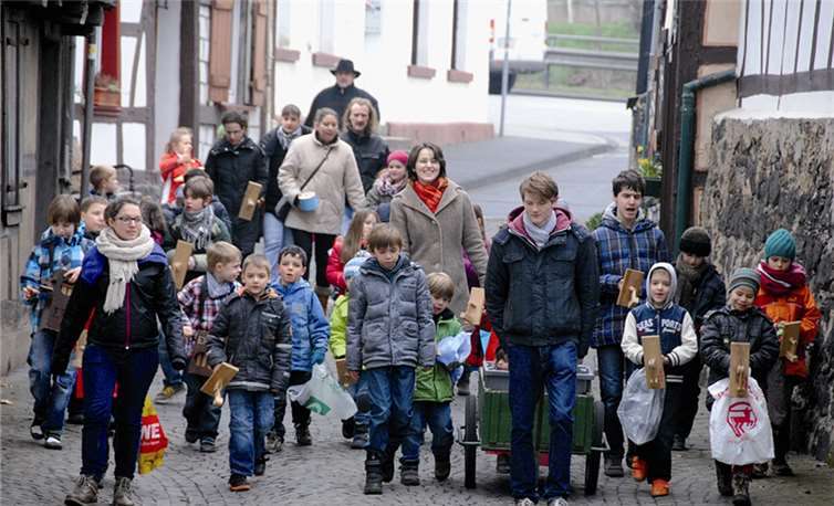 In Begleitung des Junggesellenvereins Erpel zogen die Kinder kläppernd durch den Ort.privat