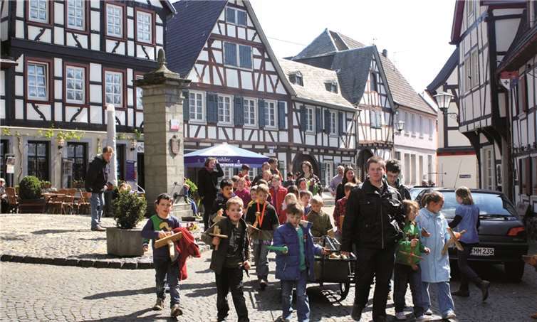 In Begleitung einiger Eltern und von Junggesellen starteten die Erpeler Oster-Klapperer zum Rundgang.DL