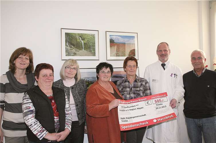 In Begleitung einiger Vorstandsdamen überreichte Gertrud Weiler (3. v. r.) als Vorsitzende der Trimbser Frauengemeinschaft einen Scheck in Höhe von 500 Euro an den Vorsitzenden des Hospizvereins Dr. Michael Maasberg (2. v. r.), Geschäftsführer Walter Klaes (r.) und Hospizfachkraft Ursula Wolf (l.). WE