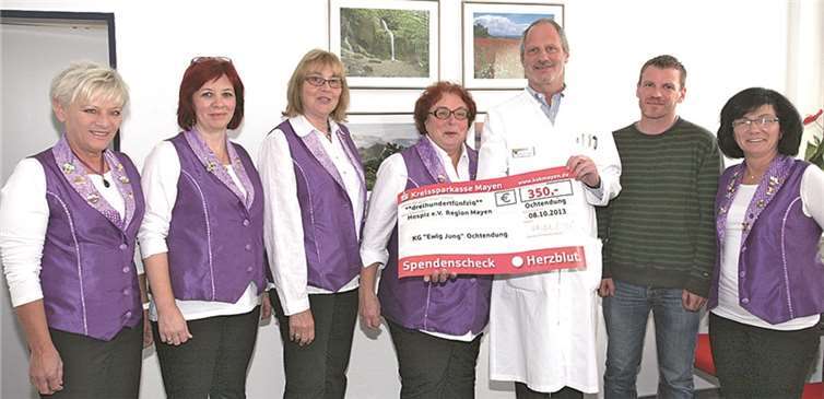 In Begleitung einiger Vorstandsdamen überreichte Ingeborg Lehnigh-Emden-Koch als Vorsitzende der KG Ewig Jung Ochtendung einen Scheck in Höhe von 350 Euro an den Vorsitzenden Dr. Michael Maasberg und Guido Adams als hauptamtliche Hospizfachkraft des Vereins.WE