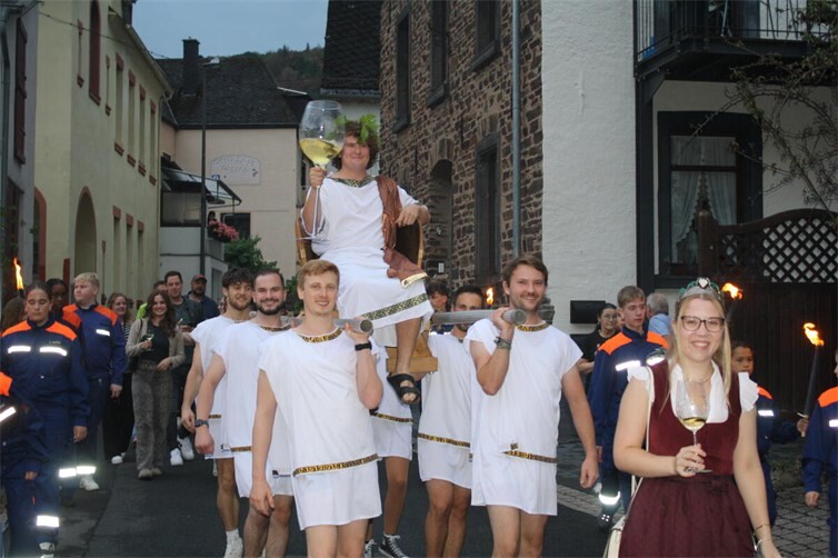 In Begleitung von Weinkönigin Johanna wurde Bacchus Linus von seinen Vasallen per Sänfte zum Ernster Weinfestival in die Moselpromenade getragen.