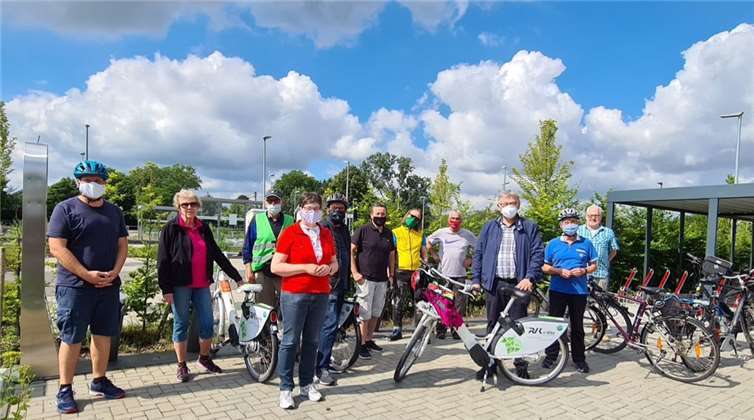 In Begleitung von ca. 15 Radfahrerinnen und Radfahrern testete Bürgermeisterkandidat Dr. Christian Böse das öffentliche E-Bike-Angebot in Swisttal.Foto: privat