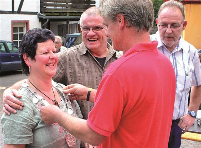 In Beisein von Prinzgemahl „Lala“ und dem Vorsitzenden Jörg Schröder übergab Peter Srol Sigrid Braun die Königskette. DL