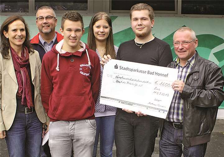 In Beisein von Schulleiter Axel Brott und Claudia Herzog dankt Klaus Woyda den drei Ex-Abiturienten.DL