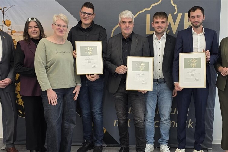 In Bekond wurden die Siegerweine und -brände gekürt. Hier gratuliert Kammerpräsident Ökonomierat Michael Horper den erfolgreichen Brennerinnen und Brennern.