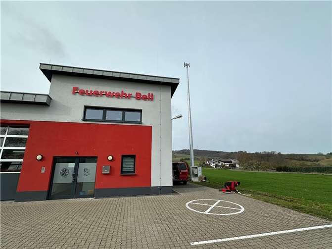 In Bell wurde eine neue Sirene direkt neben dem Feuerwehrgerätehaus installiert.  Foto: VG-Verwaltung Mendig/Stefan Pauly