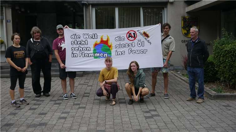 In Blankenheim (Eifel) vor dem Rathaus eine Protestkundgebung statt. Foto: privat
