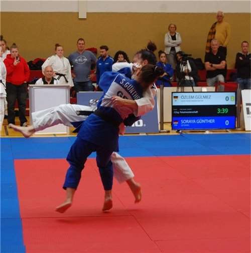 In Blau Soraya Günther.