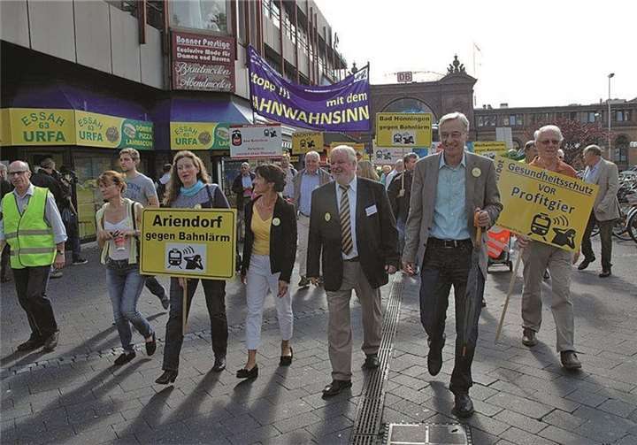 In Bonn gingen zahlreiche Bürger auf die Straße und protestierten gegen Bahnlärm.Privat
