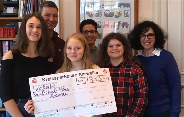 In Bonn übergab die Schülervertretung stolz den Spendenscheck über 3333 Euro. Foto: privat