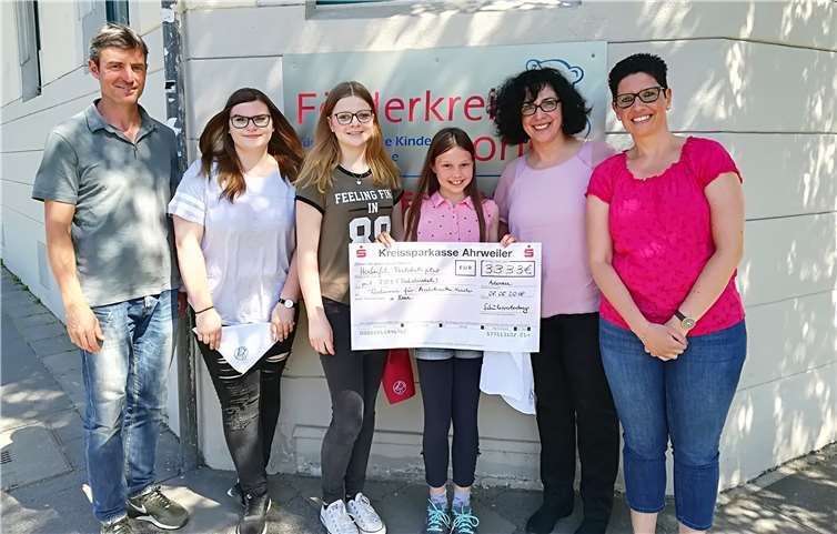 In Bonn übergaben die Adenauer Schüler nicht nur den symbolischen Spendenscheck, sondern erhielten auch Einblick in die Arbeit des Födervereins.  privat