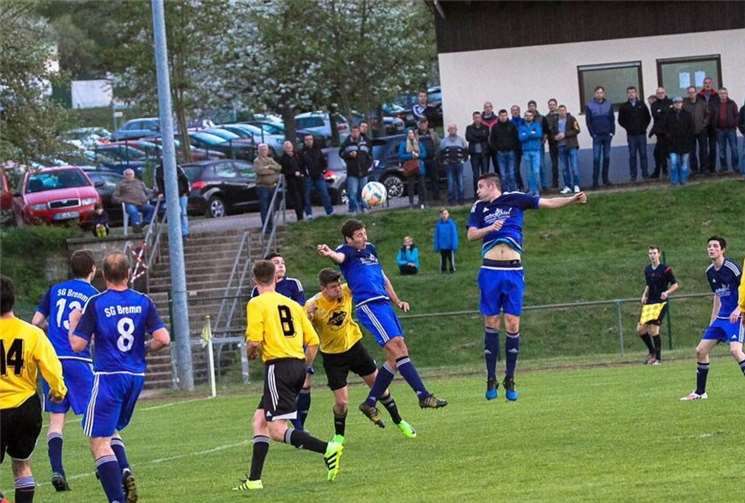 In Bremm sahen zahlreiche Zuschauer ein heißes Derby. LS