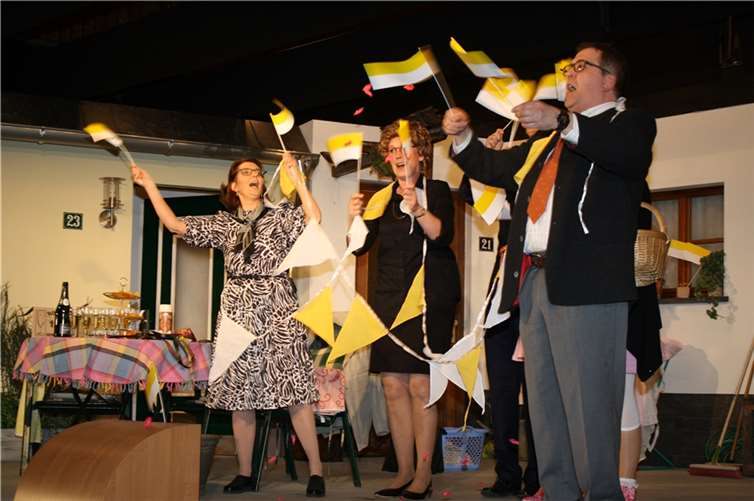 In Bremm werden zum „Empfang des Bischofs“ gelbe Fähnchen gewedelt und Rosenblüten gestreut.