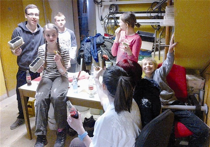 In Brodenbach erledigten die Schüler Streicharbeiten.  Privat