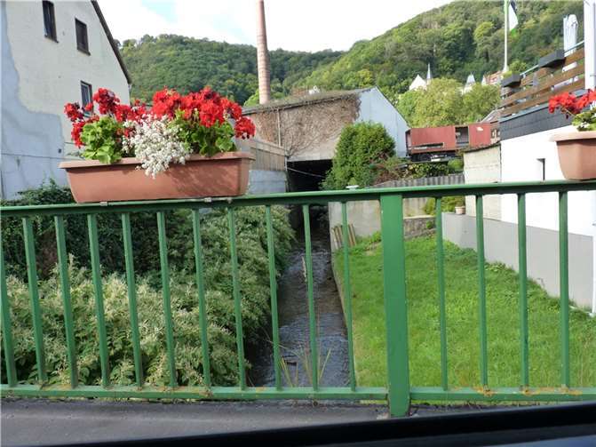 In Brohl mündet der Brohlbach in den Rhein. Vorher muss er aber „durchs Dorf“ und unter einer Brücke durch. Foto: HE