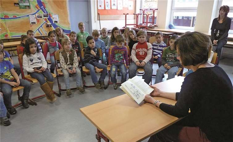 In Brohl war es Angela Luxem, die den Klassen eins und zwei vorgelesen hat.