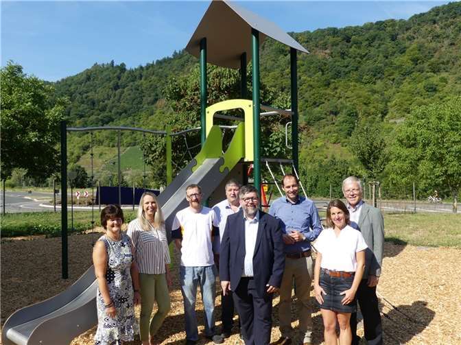 In Bruttig-Fankel entsteht derzeit dank der LAG-Förderung ein neuer Mehrgenerationenplatz. (V.l.), Dorothee Brachtendorf, Anja Weber, Rainer Welches, Bernd Schüller, Wolfgang Lambertz, Philipp Goßler, Vanessa Brockmüller, Franz Oberhausen. Foto: TE